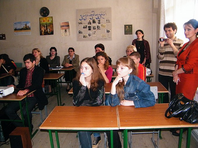 учні й вчителі приватної школи «Опіза» 