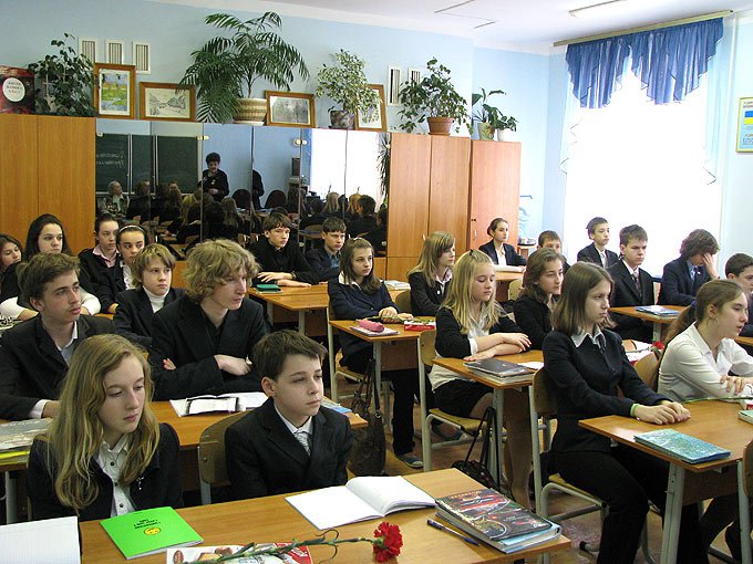 зустріч членів Українського союзу в’язнів – жертв нацизму з учнями 7-Б класу гімназії