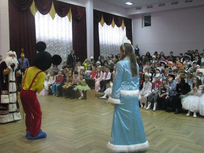 The primary school students met the fabulous characters